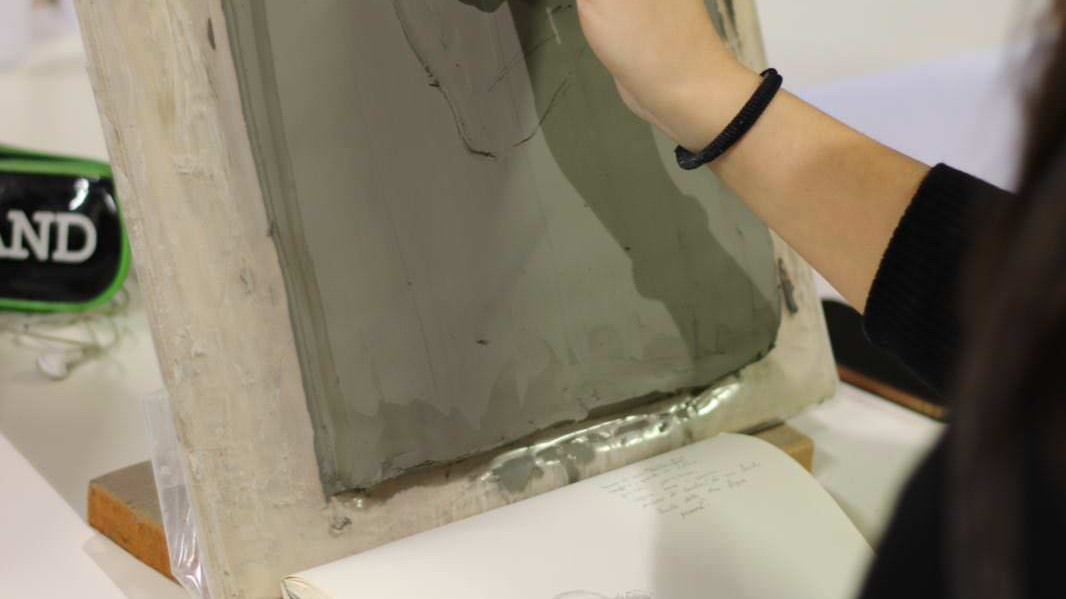 studentesse realizzano opere personali