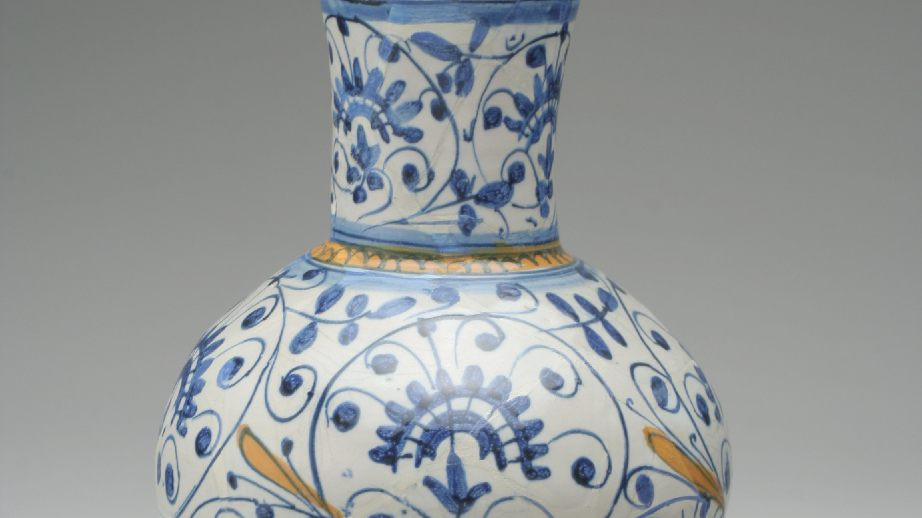Bottiglia bianca e blu con decoro 'alla porcellana' della Bottega di Montelupo, inizio del XVI secolo. inizio del XVI secolo..